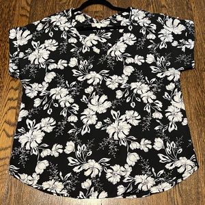 Pink Rose floral v-neck top. size XL. Worn two times.